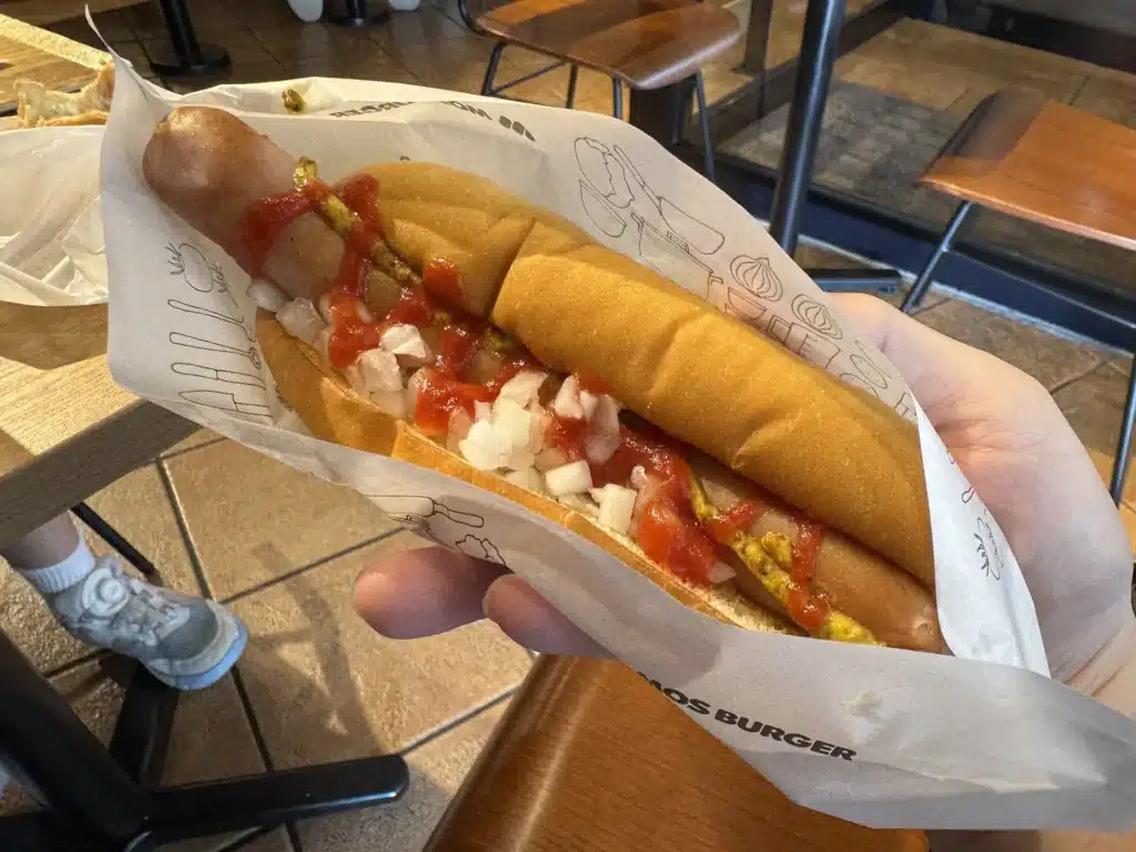 環球影城園區外的摩斯漢堡熱狗，袋子上印著 MOS BURGER