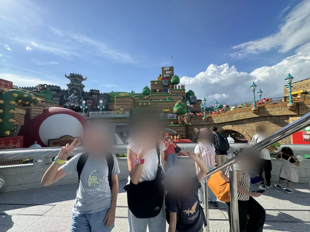 超級任天堂世界裡的遊客和建築