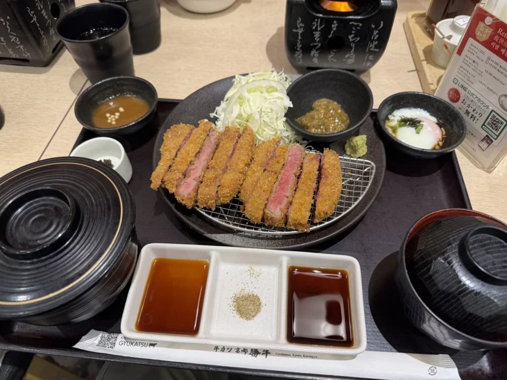 牛カツ京都勝牛的炸牛排定食，旁邊有三種沾醬