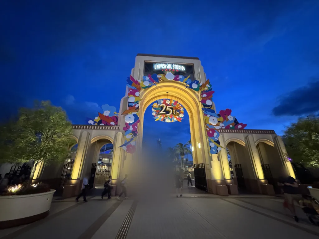 環球影城年票再入園的入口拱門，晚上燈都亮起來了