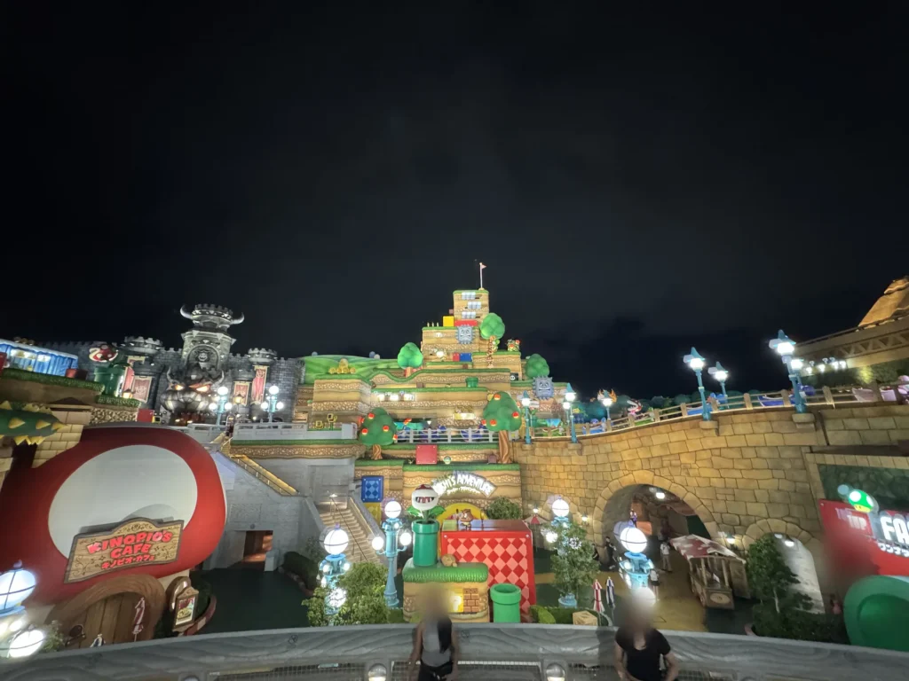 環球影城年票再入園後，晚上的超級任天堂世界整區亮著燈