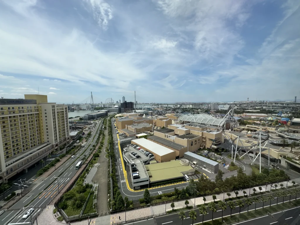 從京阪環球影城塔樓飯店往下看,環球影城的園區和雲霄飛車
