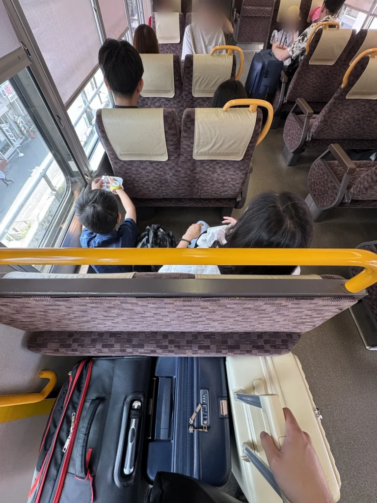 電車上,行李箱擠在座位前面