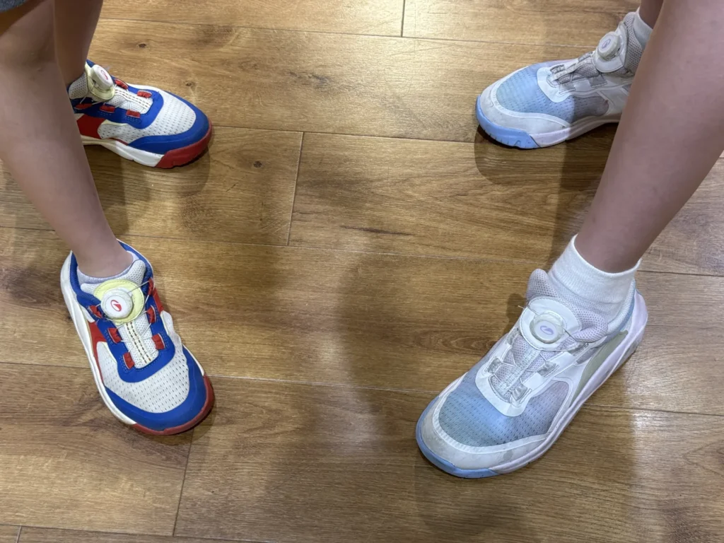 兩雙新鞋,一雙涼鞋、一雙球鞋