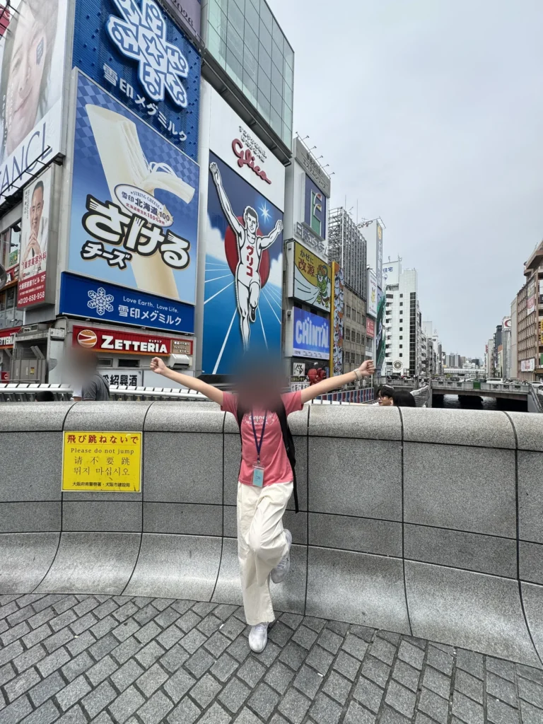 道頓堀戎橋上，背後是固力果跑跑人看板