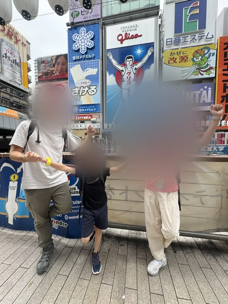一家人在固力果跑跑人看板前，一起擺出跑跑人的姿勢