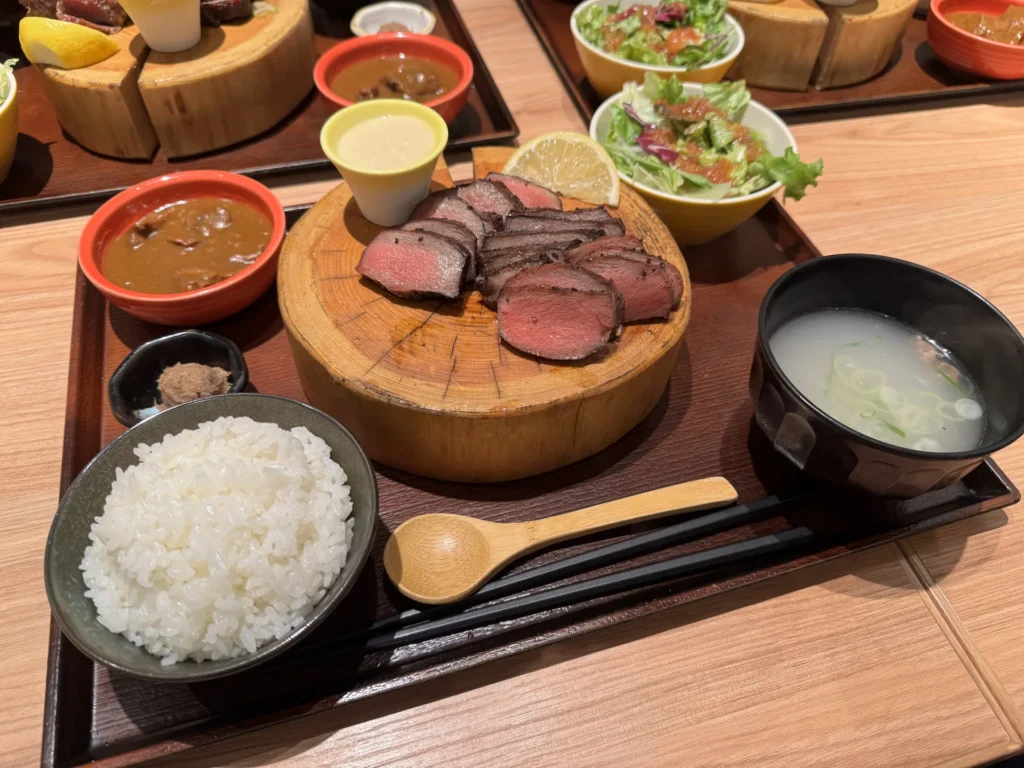 牛たんの檸檬的牛舌定食，木盤上有厚切牛舌、白飯、湯和小菜