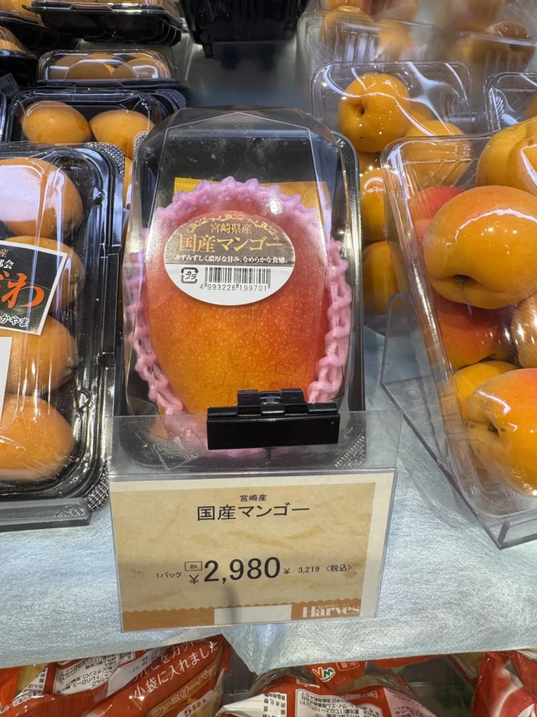 Harves 超市的國產芒果，一盒 2980 日幣