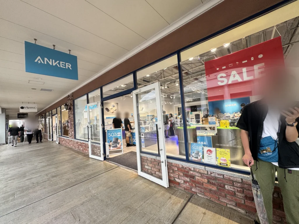 臨空城 Outlet 的 Anker 門市，門口掛著 SALE