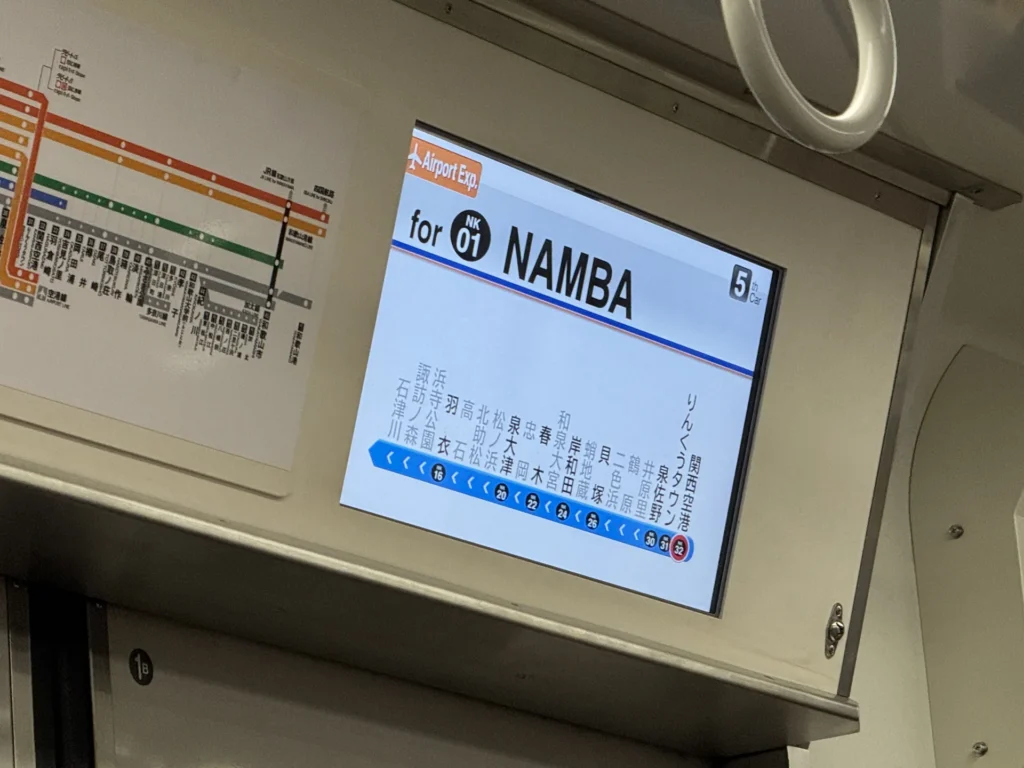 電車上的路線看板，寫著往 NAMBA
