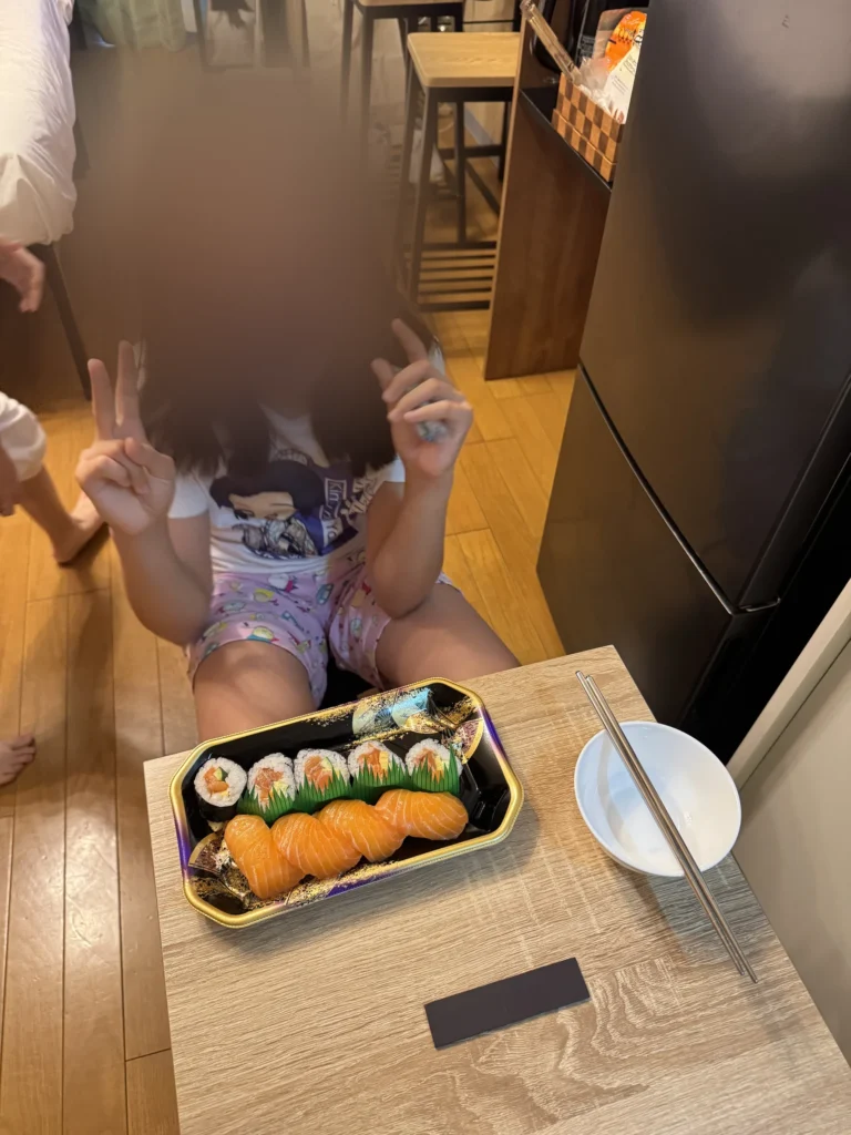 小桌子上放著一盒握壽司