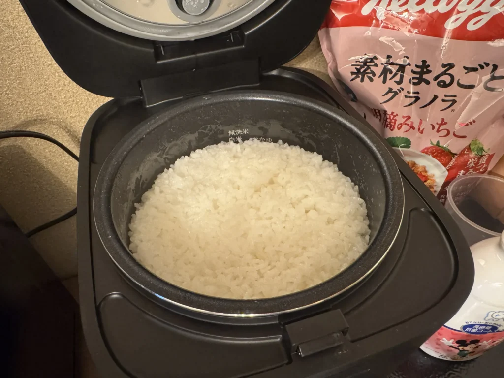 電子鍋裡剛煮好的白飯